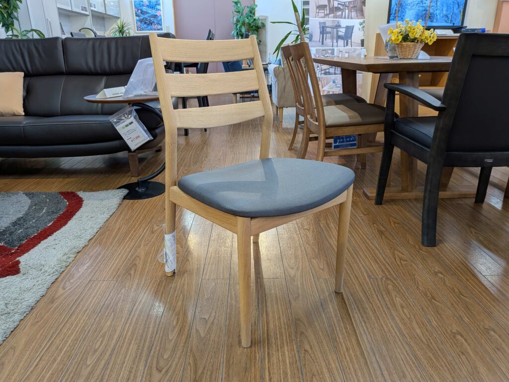 奥行を変えられるダイニングチェア