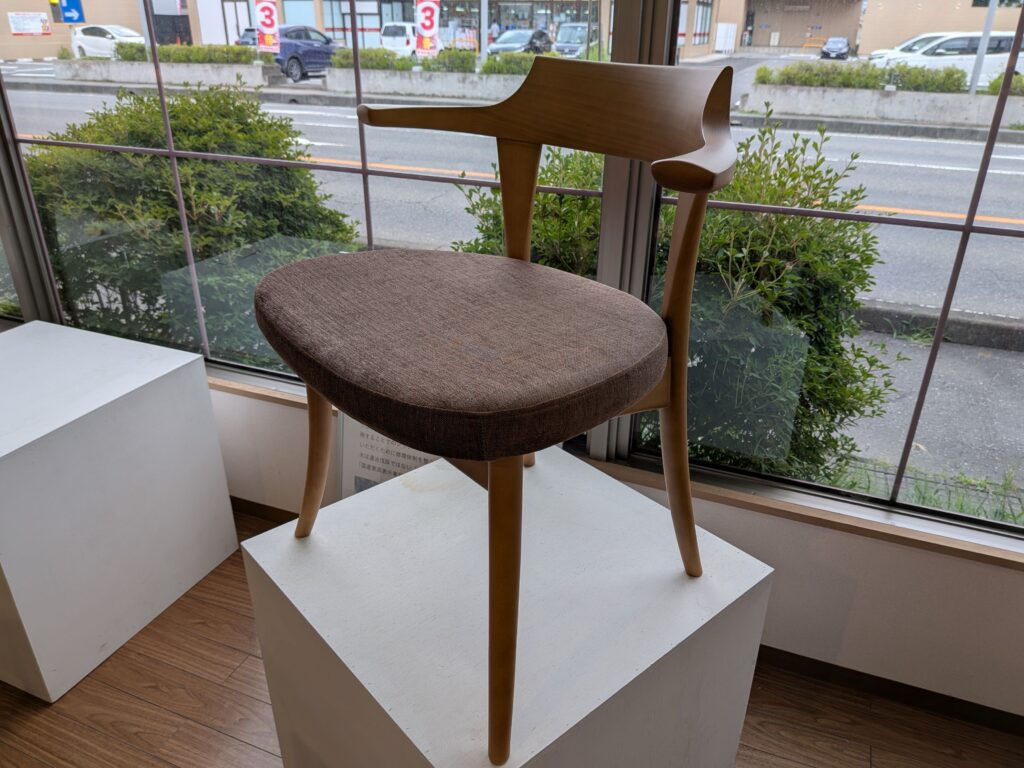 ちょい肘のクッション付きチェア