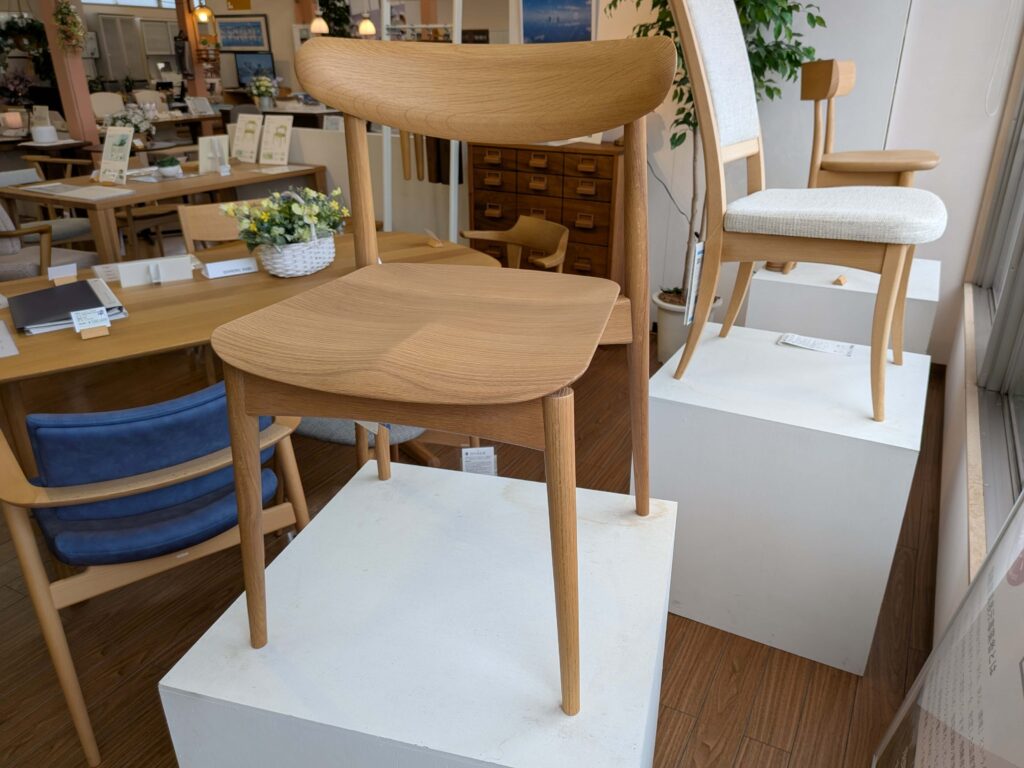 オーソドックスですが計算されたチェアです