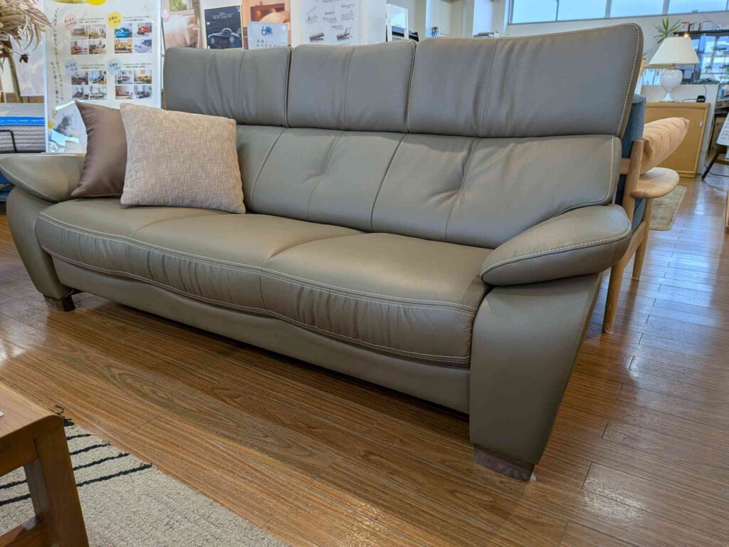 足元に空間をもうけて蘇ったソファ